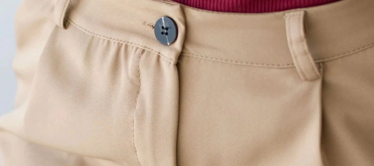 Come indossare i pantaloni beige