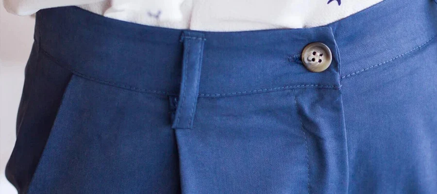 Come indossare i pantaloni blu navy
