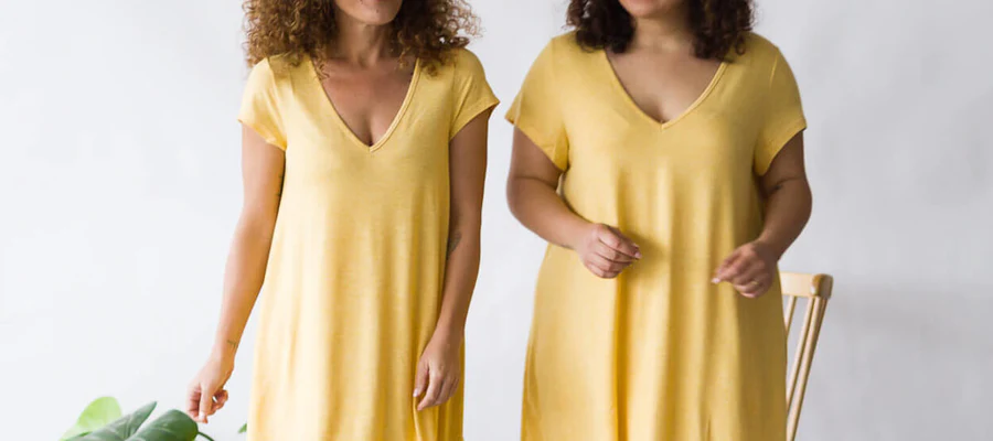 Comment combiner une robe jaune