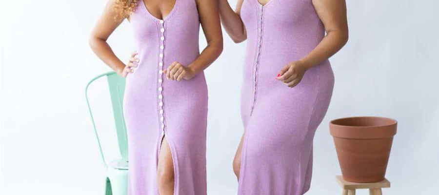Comment combiner une robe violette