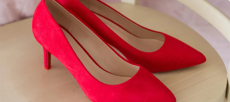 How to combine red shoes