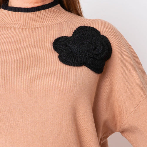 Maglione con collo a fiori - Cammello